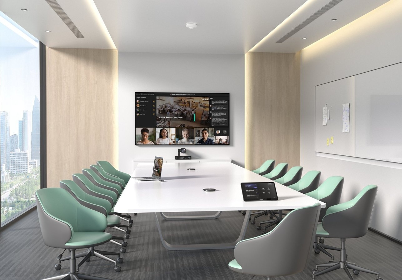 Sala de reunião corporativa com sistema de videoconferência e áudio integrado
